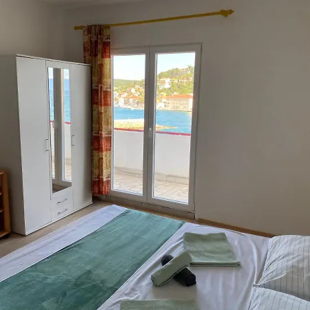 Peronja Jelsa Seafront Apartament *