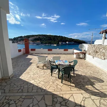 Peronja Jelsa Seafront