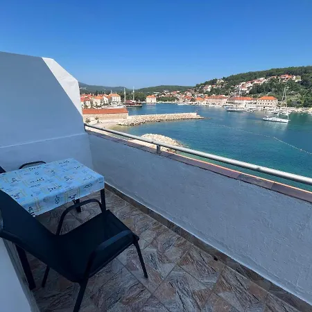 Peronja Jelsa Seafront Apartament