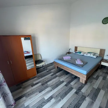 Peronja Jelsa Seafront Apartament *