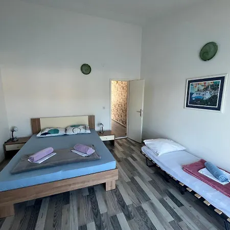 Peronja Jelsa Seafront Apartament