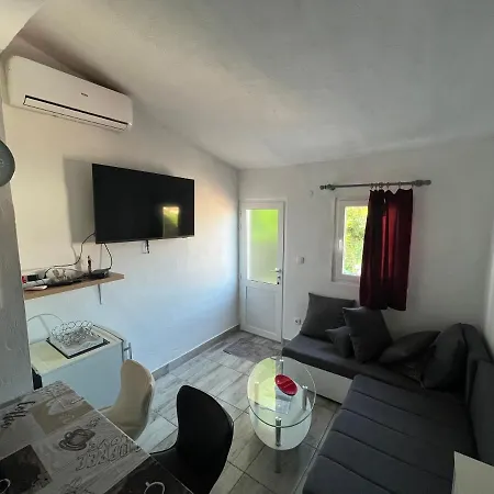 Peronja Seafront Apartmán *