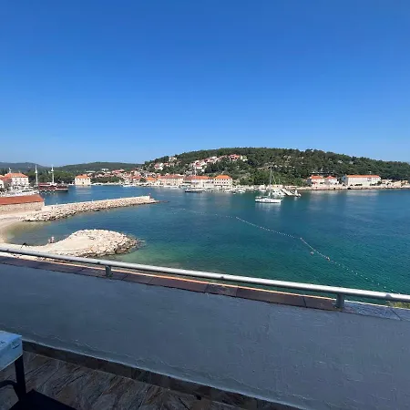 Peronja Jelsa Seafront Apartament *