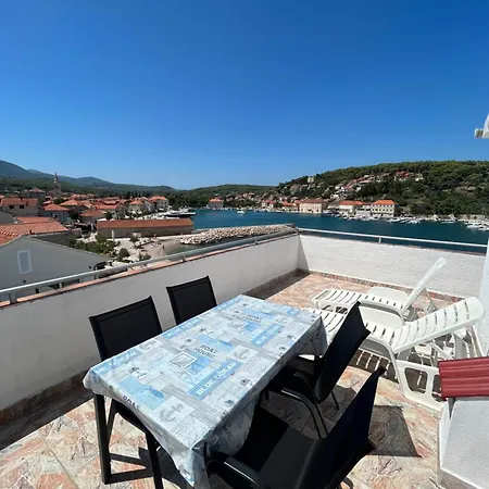 Peronja Jelsa Seafront Apartament