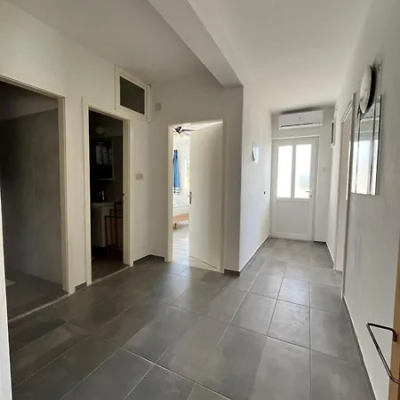 Peronja Seafront Apartment Jelsa (Hvar)