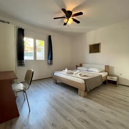 Peronja Seafront Apartment Jelsa (Hvar)