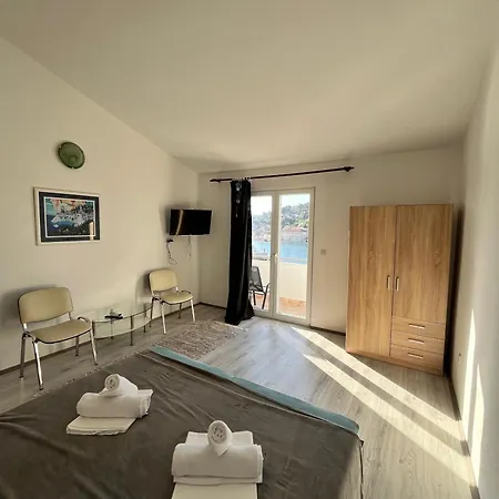 Peronja Seafront Apartment Jelsa (Hvar)