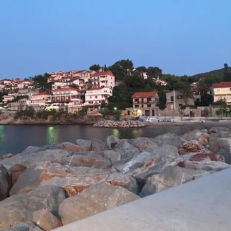 Peronja Jelsa Seafront Apartman *