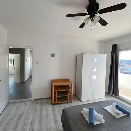 Peronja Seafront Apartamento *