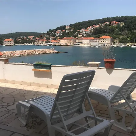Peronja Jelsa Seafront Apartman
